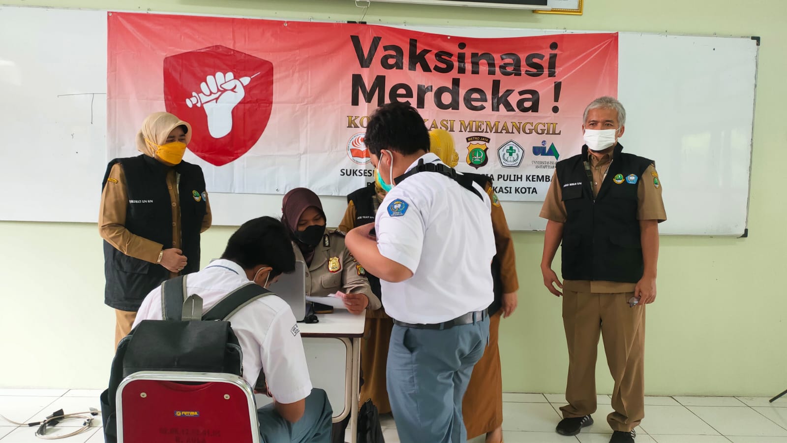SMAN 1 Kota Bekasi Gelar Vaksinasi oleh Polsek Bekasi Timur