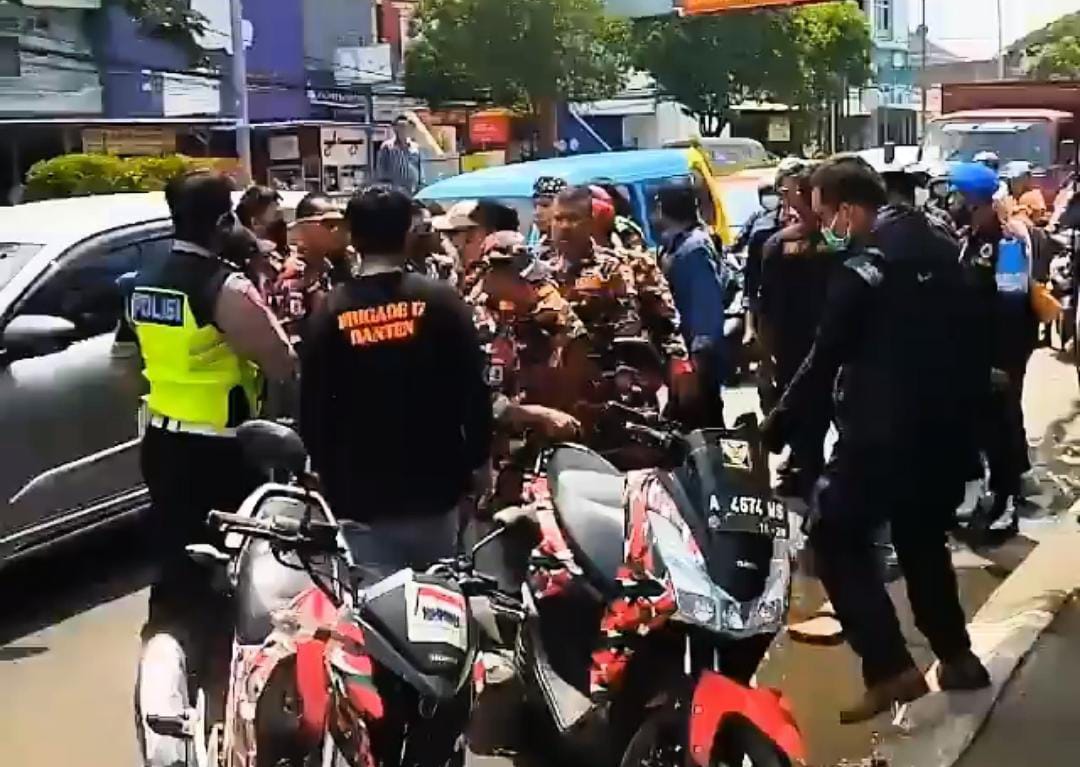 Personel Polres Serang Kota Bubarkan Ormas yang Tutup Jalan Raya