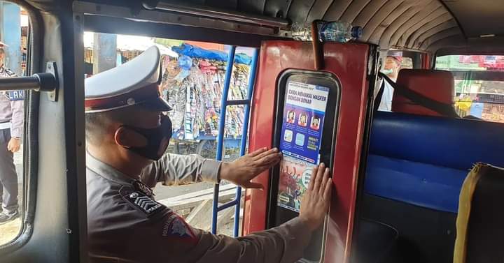 Hari Keenam Operasi Patuh Maung 2021, Sat Lantas Polres Lebak Polda Banten Bagikan Masker dan Stiker