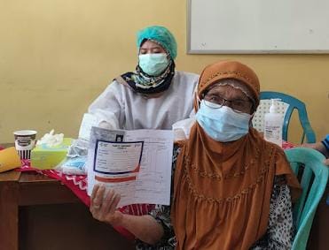 Antusias Nenek Berusia 88 Tahun Mengikuti Vaksinasi yang Diadakan Polsek Bekasi Timur