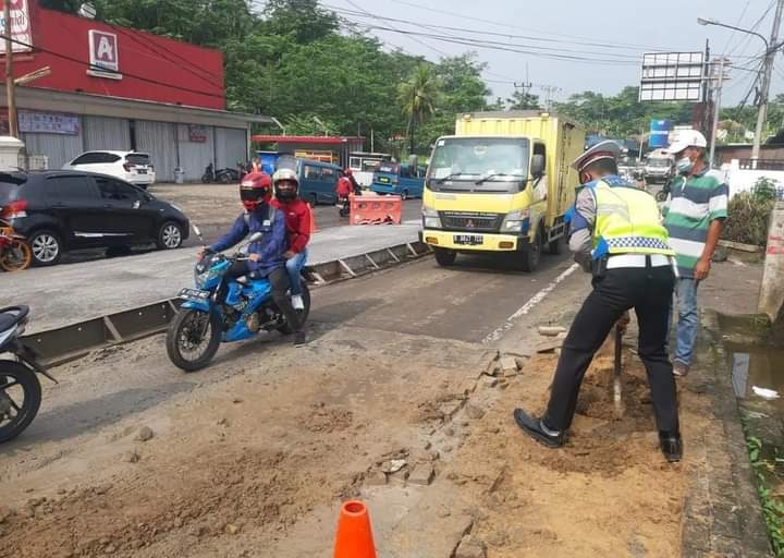 Cegah Kemacetan, Personil Sat Lantas Polres Lebak Polda Banten Urug Jalan berlubang