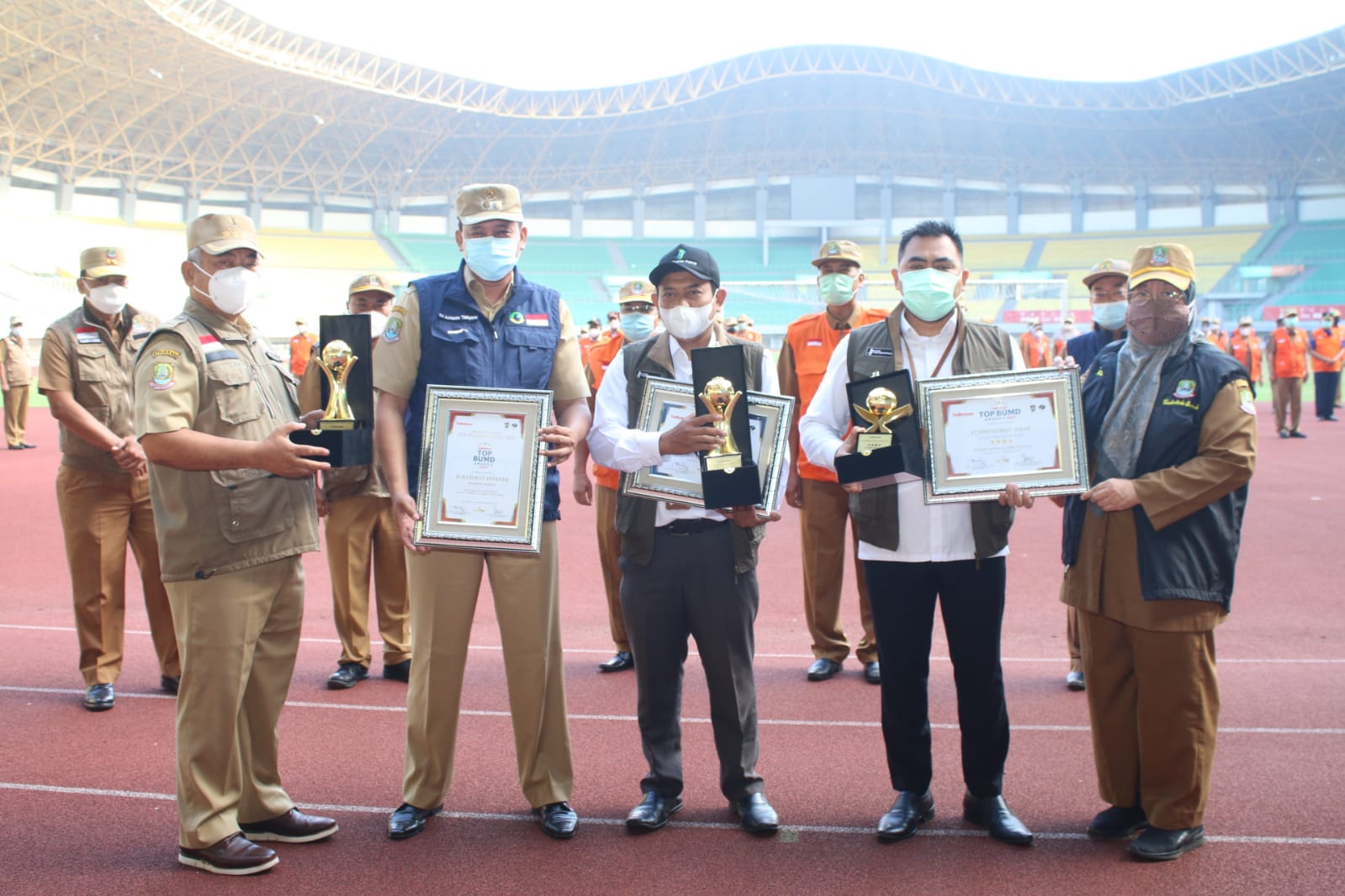 Wali Kota Bekasi  Terima Penghargaan Top Pembina BUMD Di Apel  Pagi