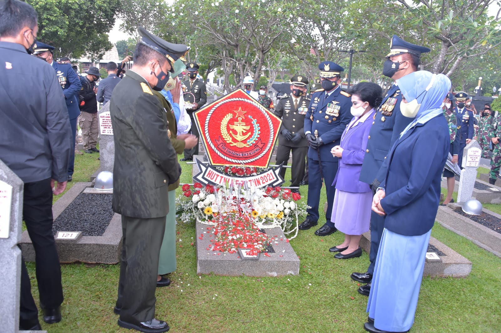 Peringati HUT Ke-76 TNI, Panglima TNI Ziarah Nasional dan Tabur Bunga di TMPNU Kalibata