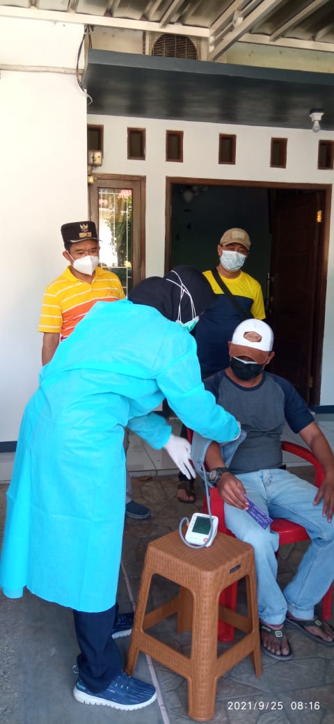 Kelurahan Jatibening Baru Gencar Lakukan Stikerisasi Dan Vaksinasi Door To Door