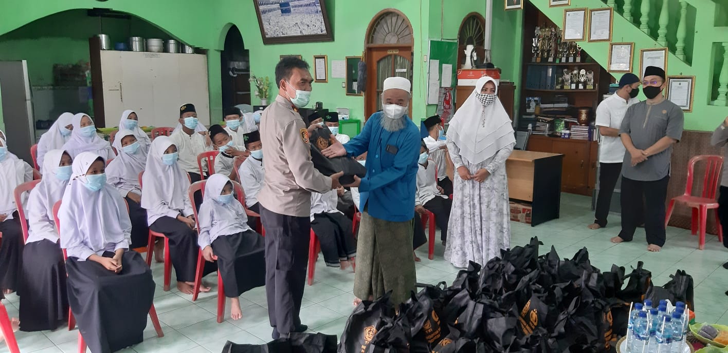 Wakasat Binmas Polres Metro Bekasi Kota Salurkan Sembako Baksos Altar Akabri 89 Di Yayasan Yatim Piatu Al Ikhlas Kayuringin Jaya