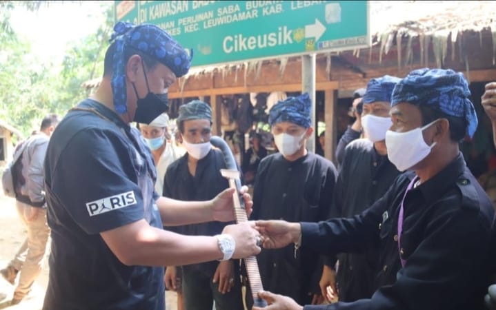 Kapolda Banten Terima Golok dan Ikat Kepala Dari Jaro Saija dan Warga Baduy