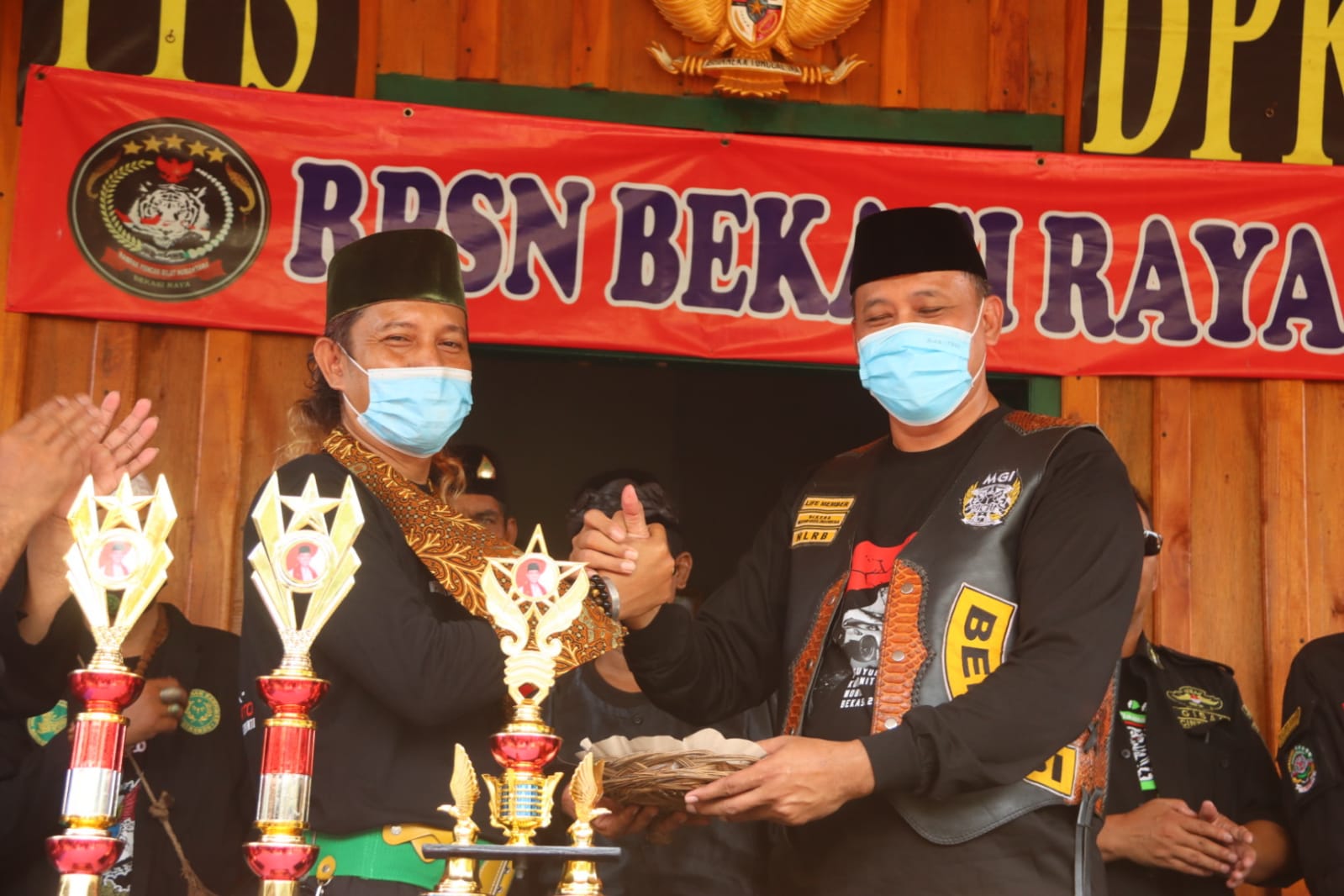 Ulang Tahun RSPN, Wakil Wali Kota Bekasi Berikan Piala