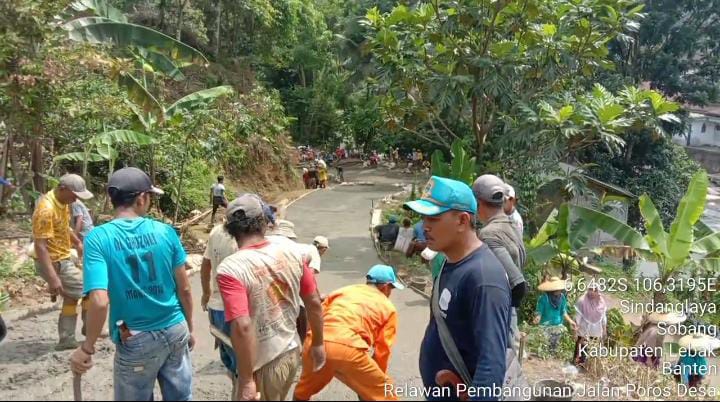 Lama Dibiarkan Rusak, Warga Kecamatan Sobang Turun Gotong Royong Perbaiki Jalan