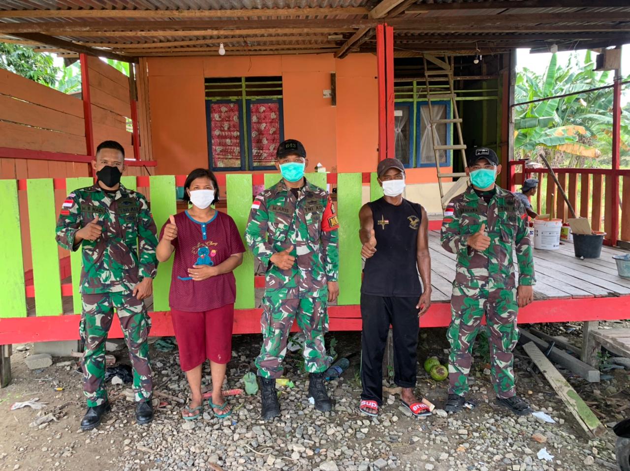 Atasi Kesulitan Rakyat, Satgas Pamtas Yonif Mekanis 643/Wns Bantu Pengecatan Rumah Warga Di Perbatasan
