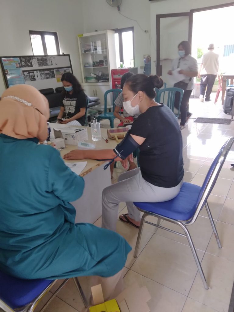 Polsek Bekasi Timur Melakukan Vaksinasi Jenis Astrazeneca