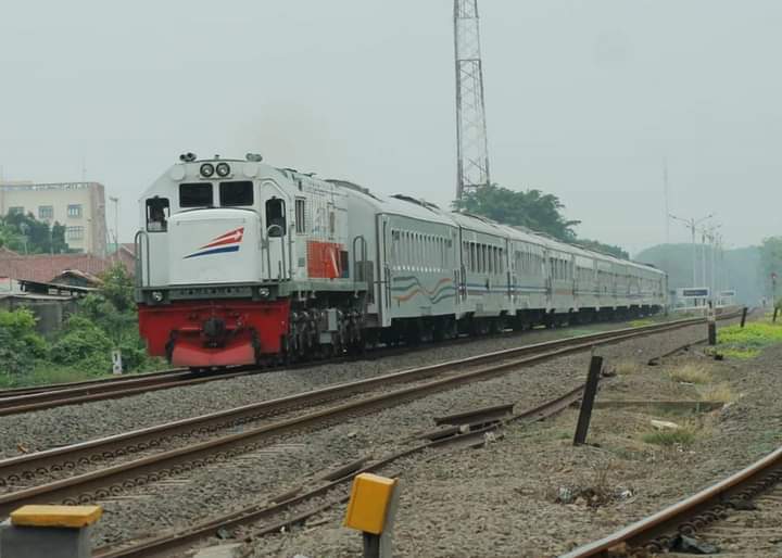 Stasiun Karawang Melayani Penumpang KA Jarak Jauh dan KA Lokal