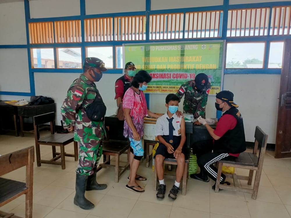 Percepatan Vaksinasi Covid-19 SMPN 4 Anggota Satgas Yonif 144/JY Bersama Puskesmas di Perbatasan