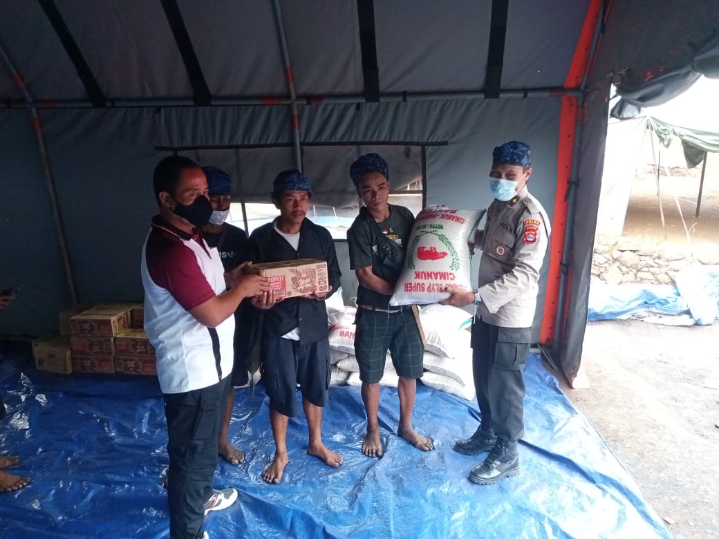 Pasca Kebakaran, Polda Banten Salurkan Bantuan Paket Sembako Kepada Masyarakat Suku Baduy