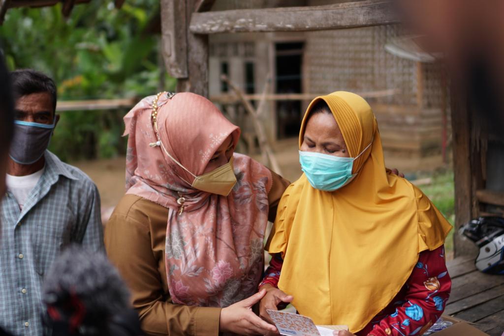 Bupati Irna Berikan Bantuan RTLH Untuk Warga Miskin Cigeulis