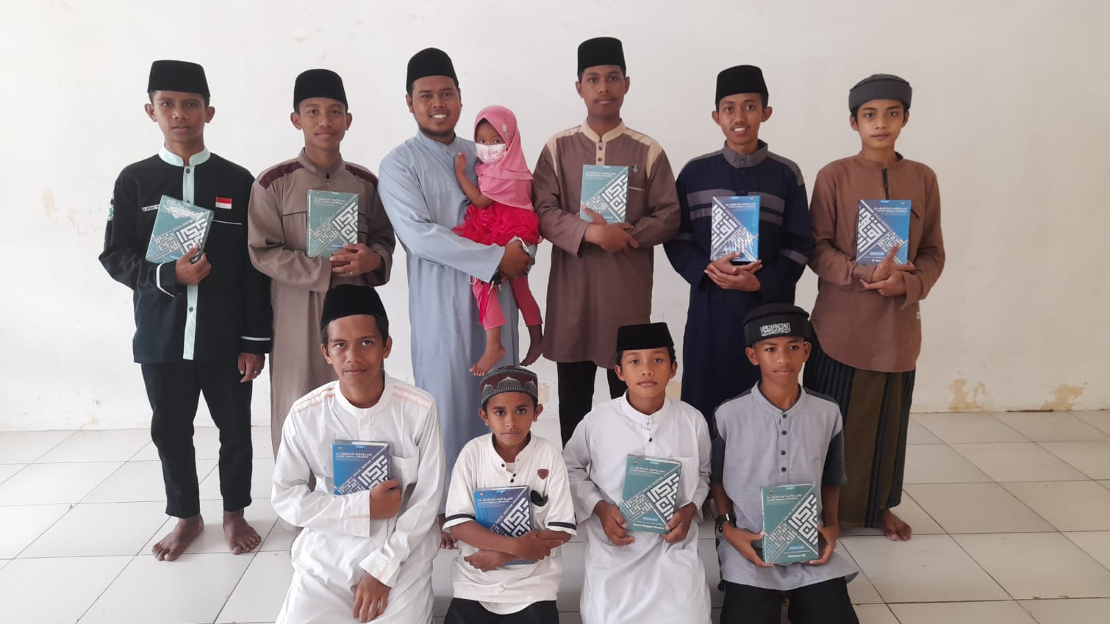 Teladanku Salurkan Wakaf Quran dan Ajak Anak-anak Yatim Renang di Pemandian Air Panas Galunggung