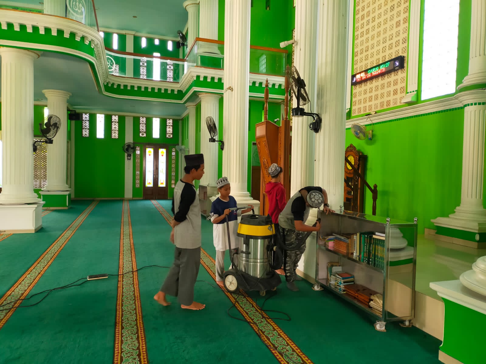 Peduli Masjid, RPM Beserta Juleha Bersihkan Masjid Sukarela