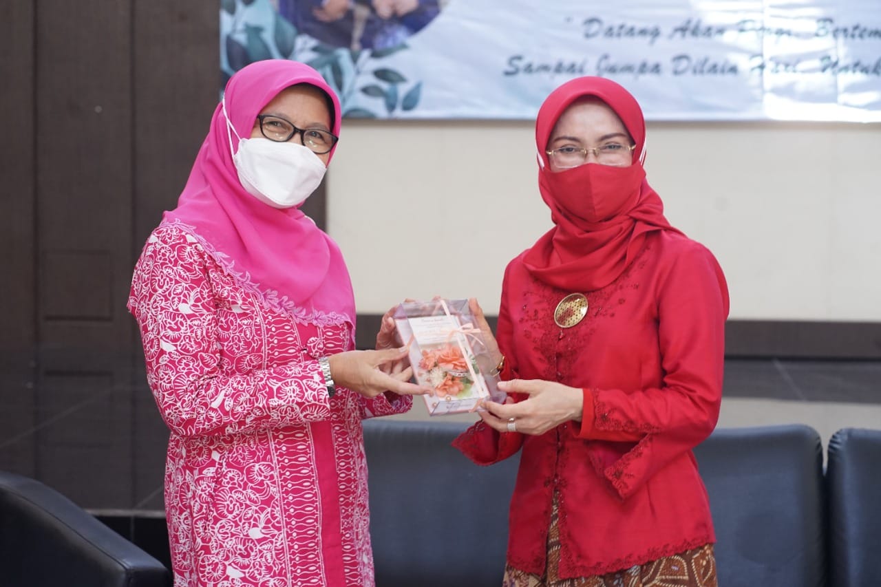 Tali Kadedeuh PKK dan DWP Kab. Bekasi untuk Ria Dani Ramdan