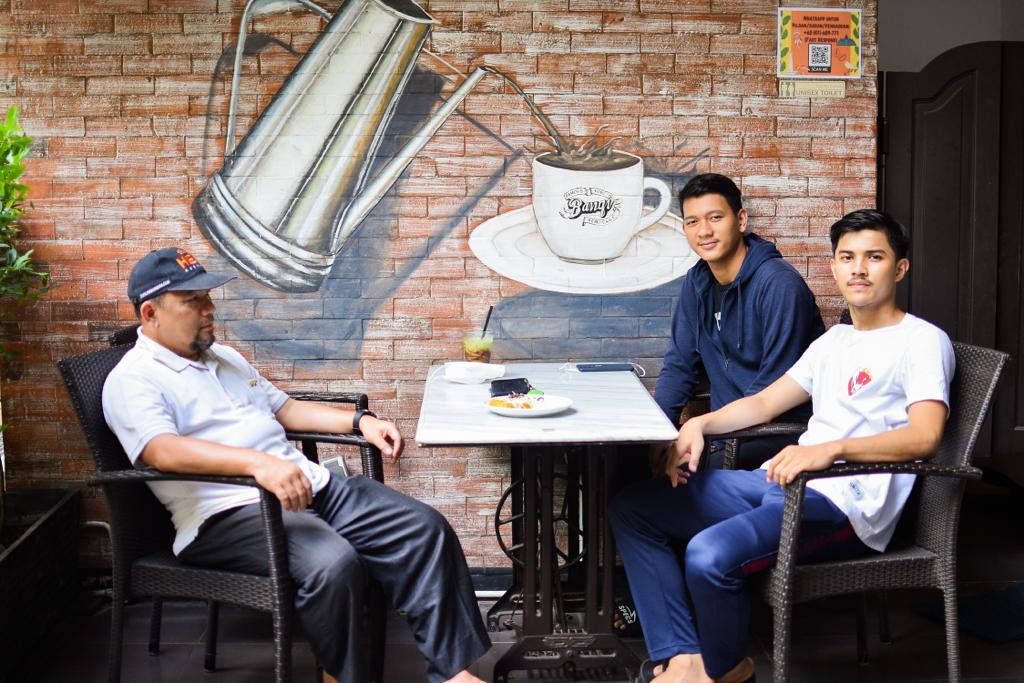 Raih Medali Perak di PON Papua, Heri Koswara Support Terus 2 Atlet Muda Futsal Kota Bekasi