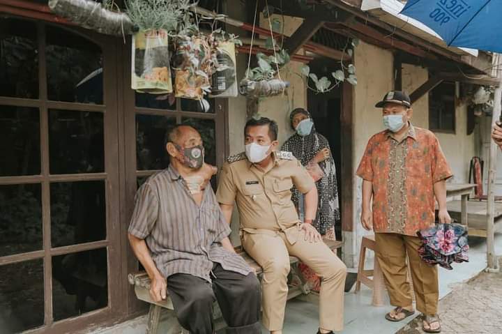 Wabup Karawang Keliling Jenguk Warga yang Sakit dan Kurang Mampu