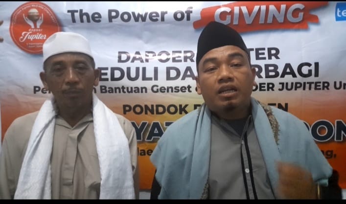 Dermawan Dapoer Jupiter Bantuan Genset Untuk Penerangan Ponpes Hidayatul Furqon Lebak