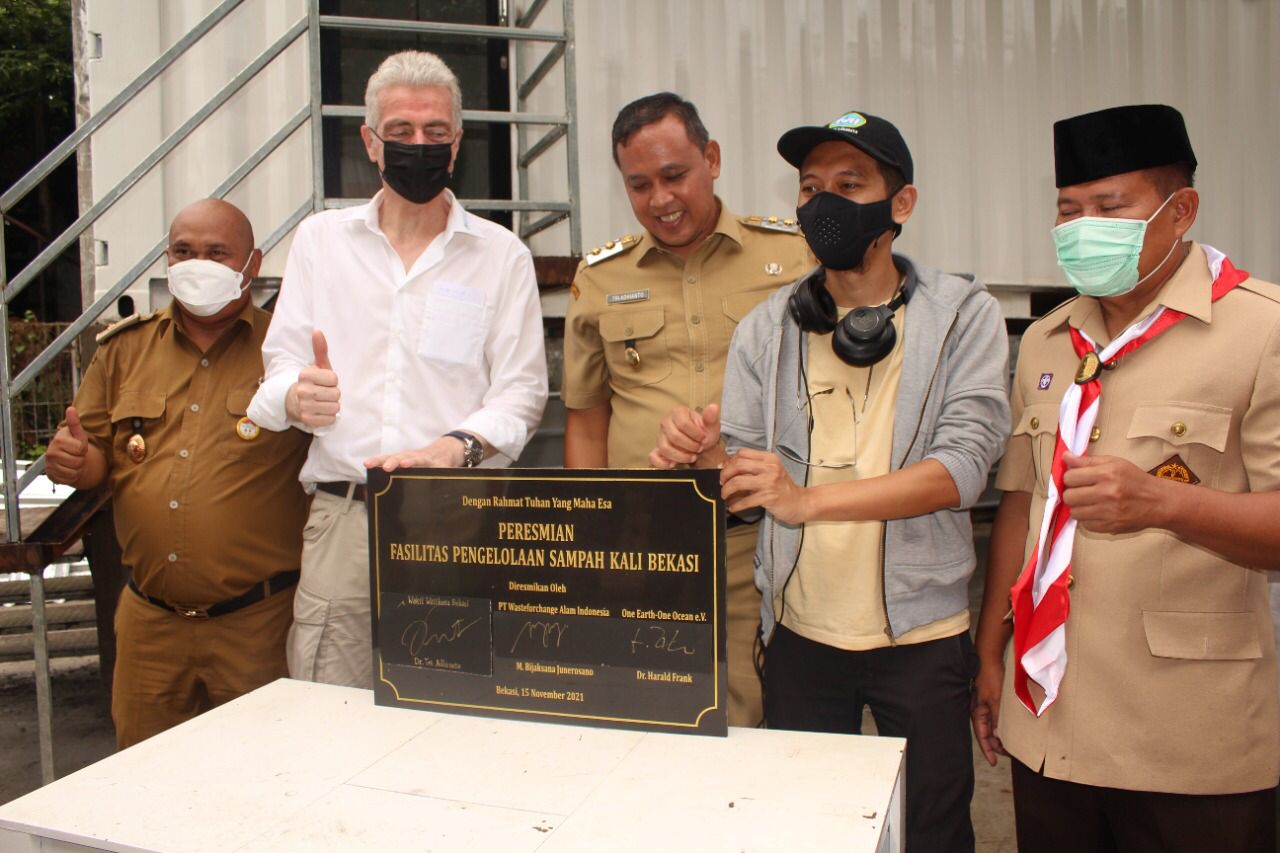 Pemkot Bekasi Bersihkan Kali Bekasi Dengan Seehamster