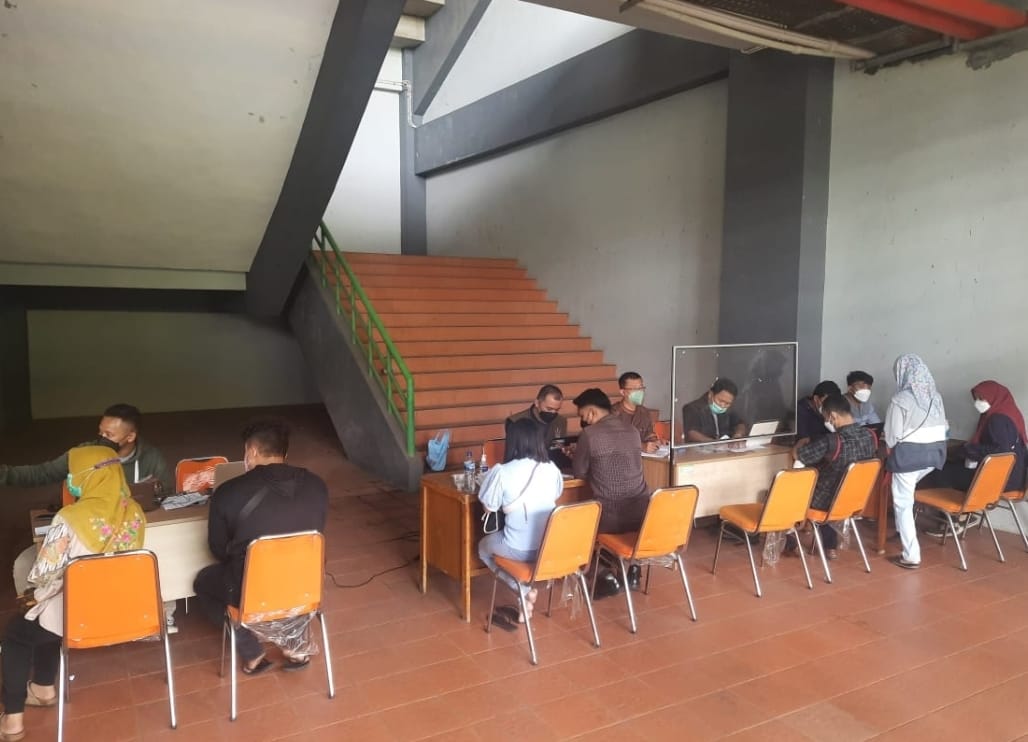 Layanan Vaksinasi Moderna Di Sentra Vaksinasi Stadion PCB