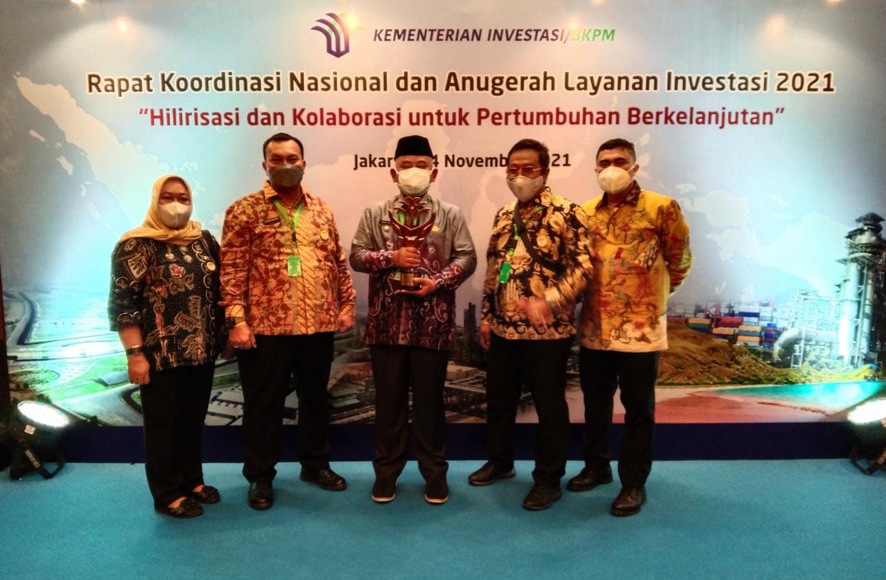Wali Kota Bekasi Terima Anugerah Layanan Investasi Atas Penilaian PTSP Dan Percepatan Pelayanan Berusaha Tahun 2021