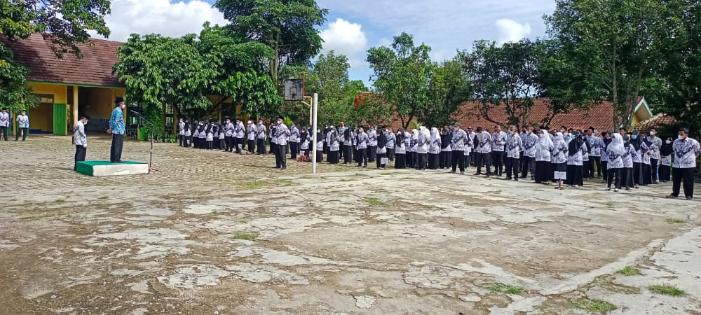 Peringatan Hari Guru Nasional dan HUT PGRI Ke-76 di SMPN 1Muncang Meriah