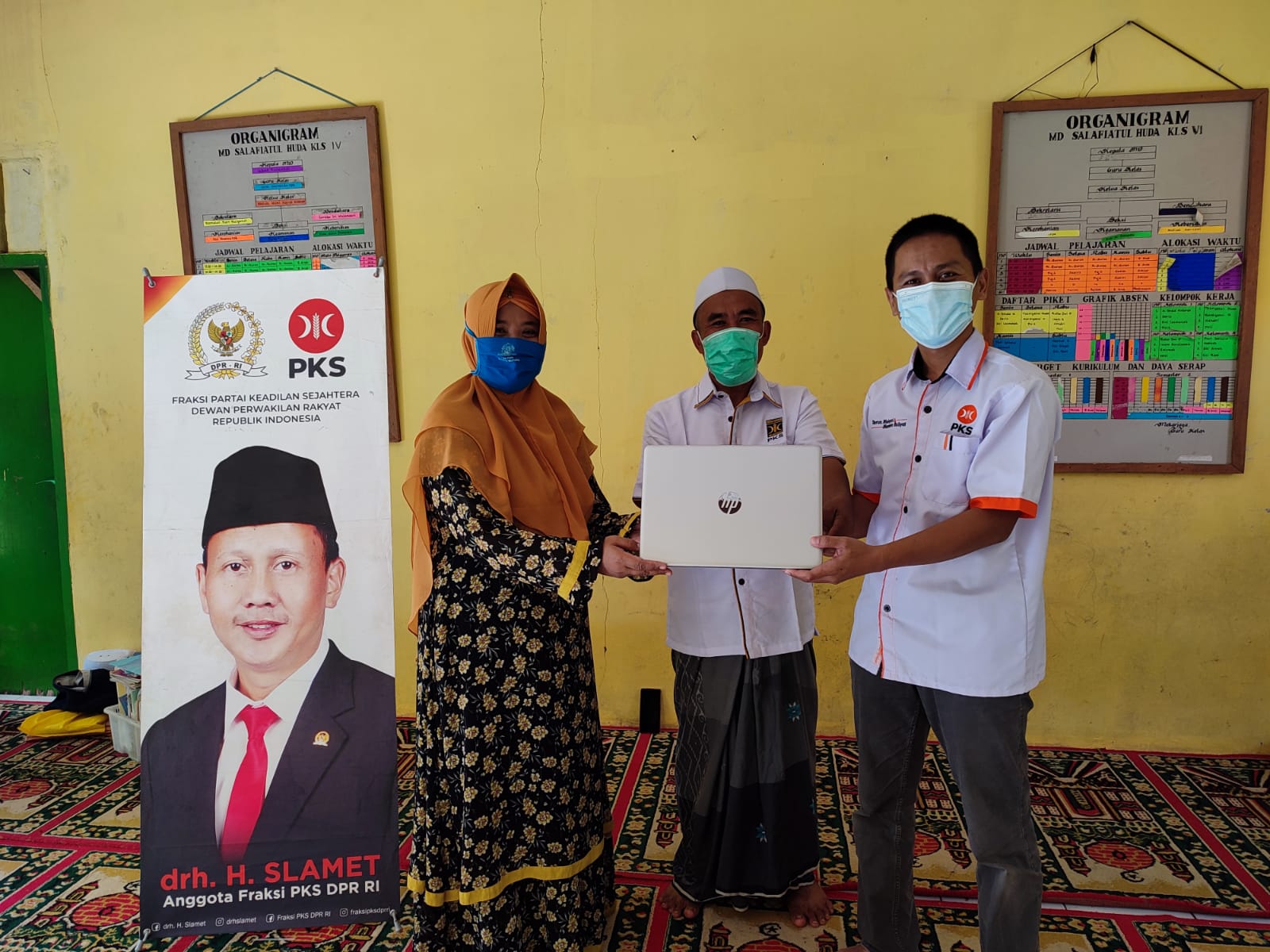 Peringati Hari Guru drh. Slamet Salurkan Bantuan Laptop ke DTA Safiatulhuda Jampangkulon