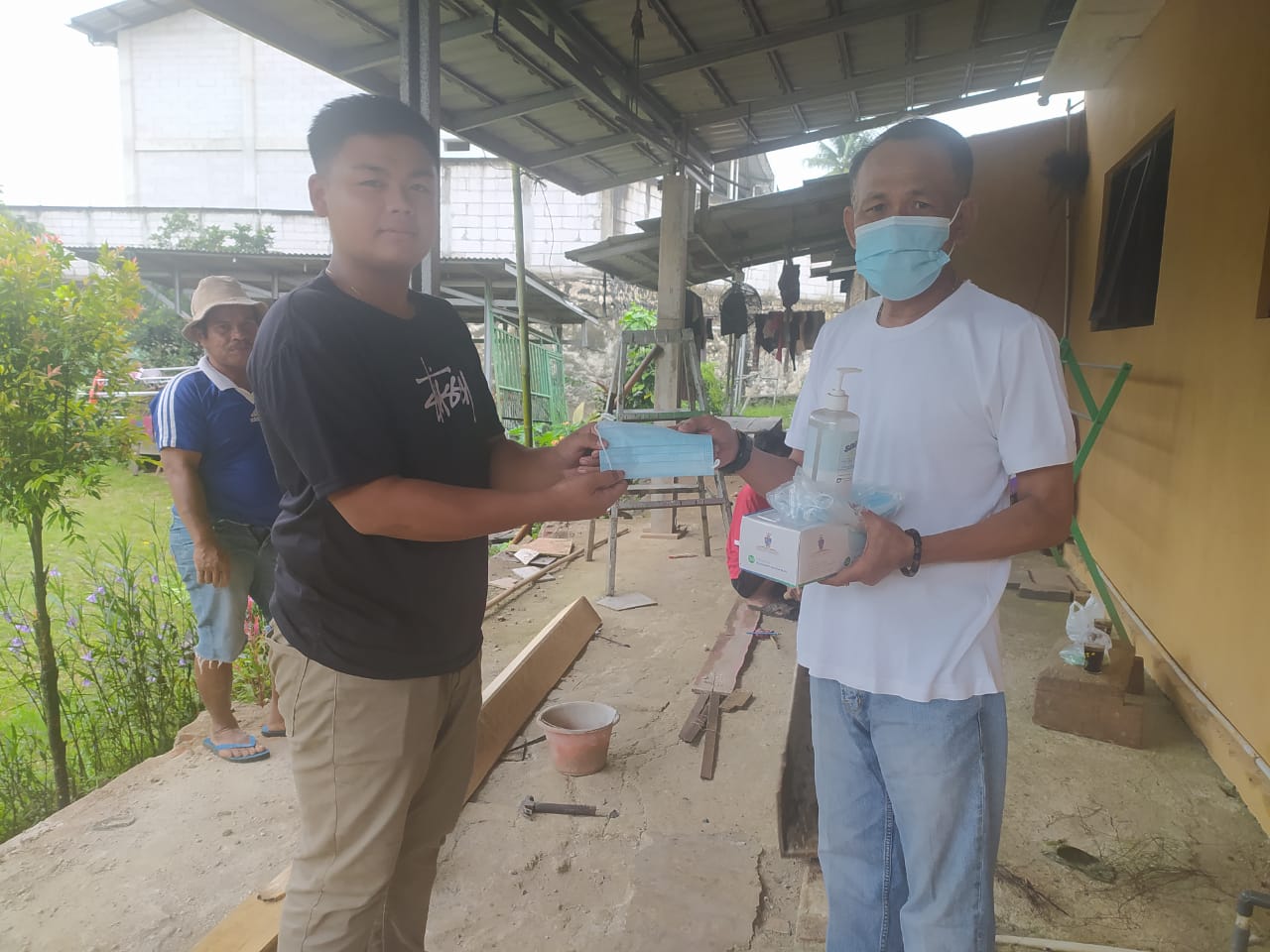 Lawan Covid-19, Pengusaha Lebak Bagikan Masker dan Hand Sanitizer