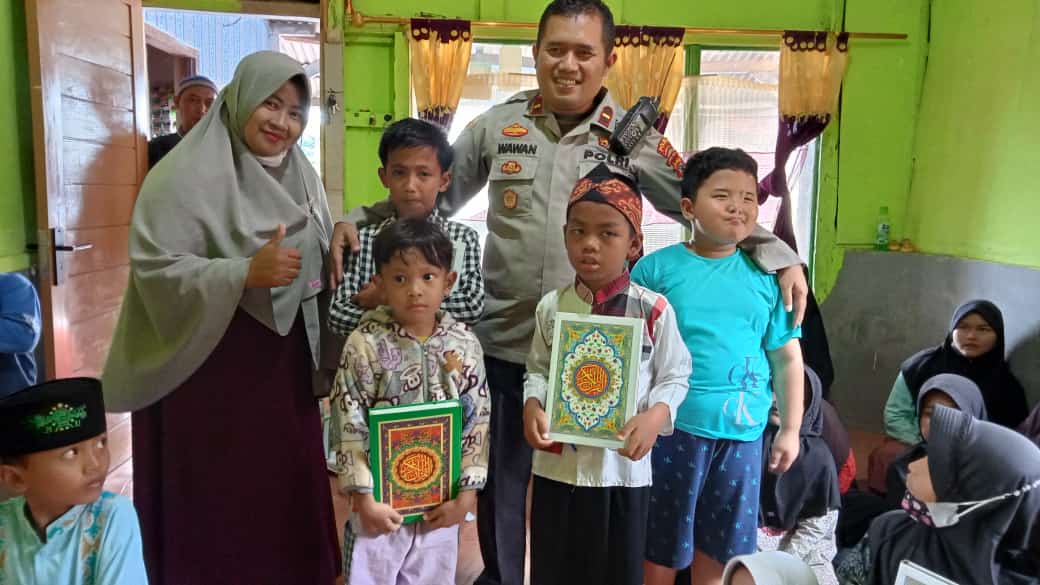 Kapolsek Tawang Bersama Keluarga Salurkan Bantuan Al Quran untuk Pondok Tahfidz Yatim Tasikmalaya