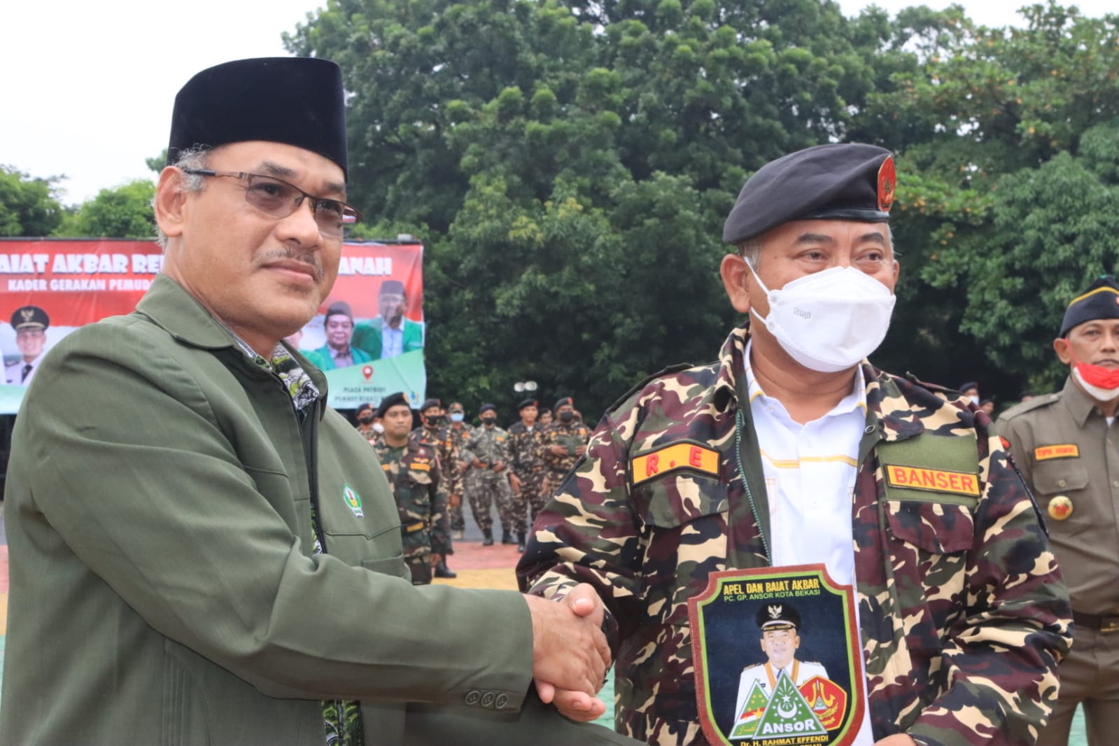 Wali Kota Bekasi Dan Wakil Wali Kota Bekasi Disematkan Seragam Banser Saat Apel Baiat Gp Ansor Kota Bekasi