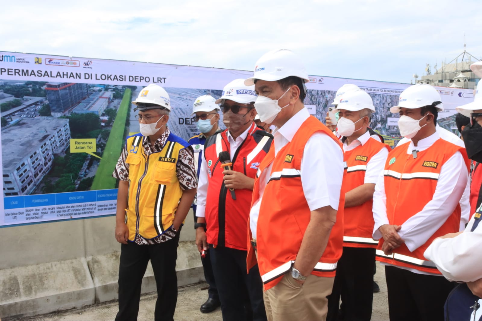 Wali Kota Dan Bupati Bekasi Dampingi Menteri Koordinator Bidang Kemaritiman dan Investasi Republik Indonesia Tinjau Lanjutkan Jalan Tol Becakayu