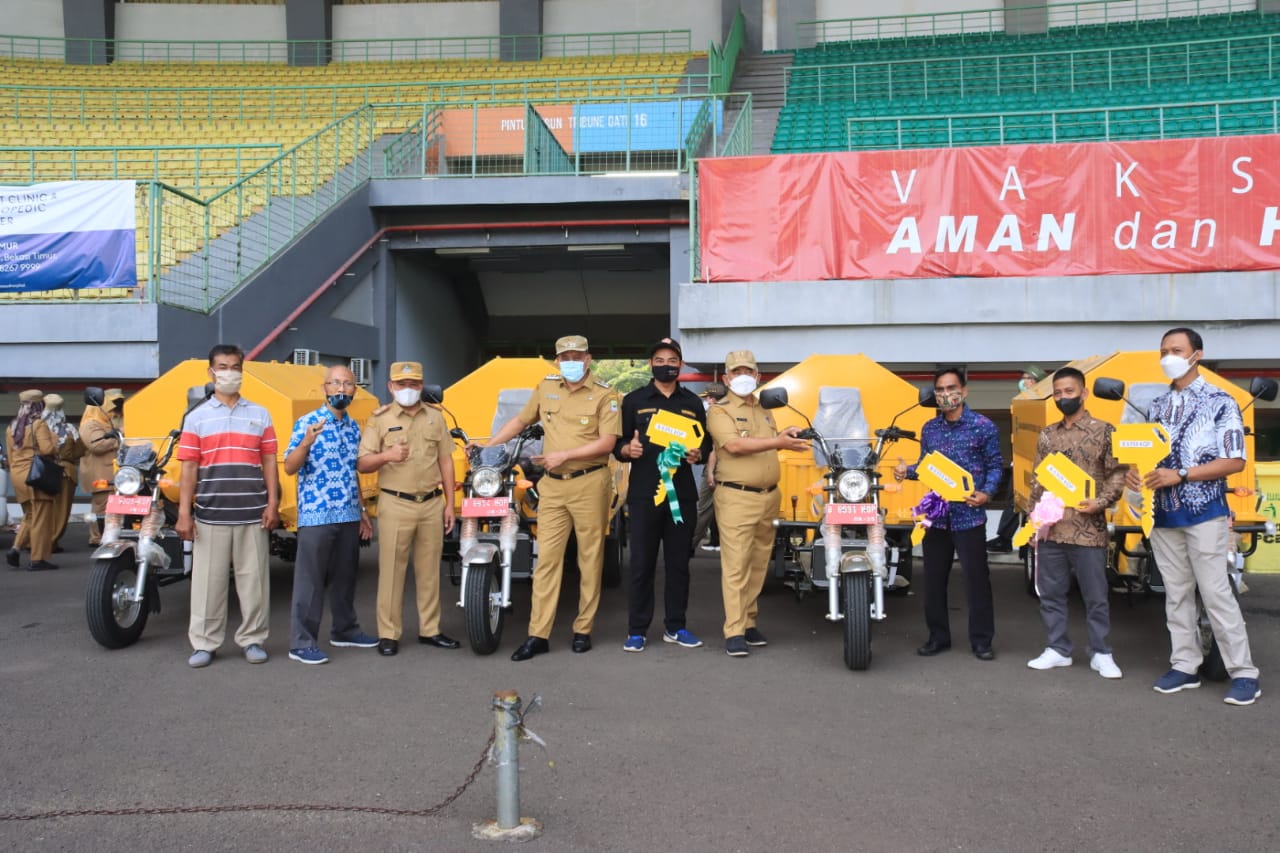 Pemkot Bekasi Serahkan Lima Unit Baktor Sampah Kepada Ketua Rw Dan Karang Taruna Kelurahan Aren Jaya