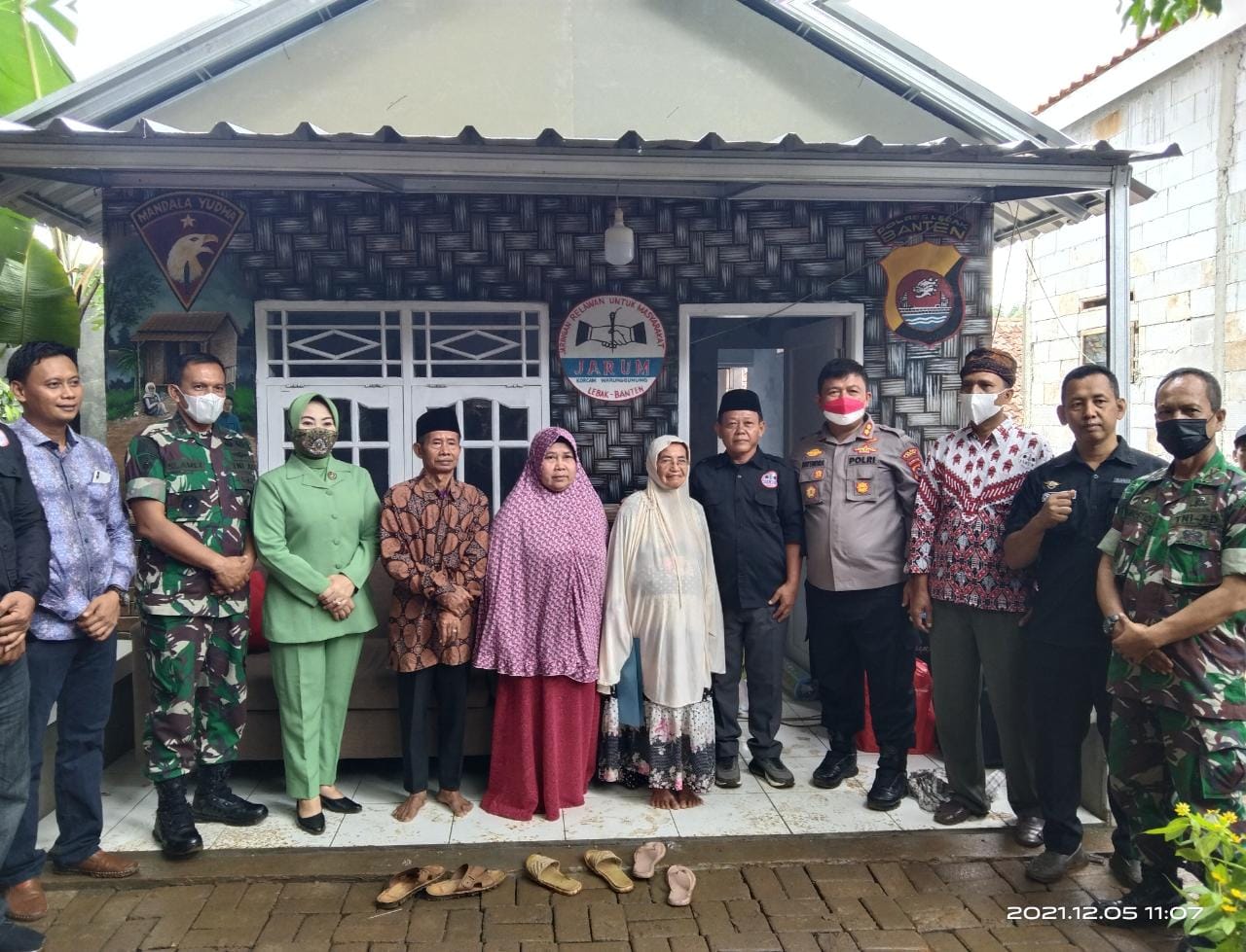 Ormas Jarum Bersama Danyon Mandala Yudha Kostrad dan Polres Lebak Serah Terima Kunci Rumah Nenek Nurlela