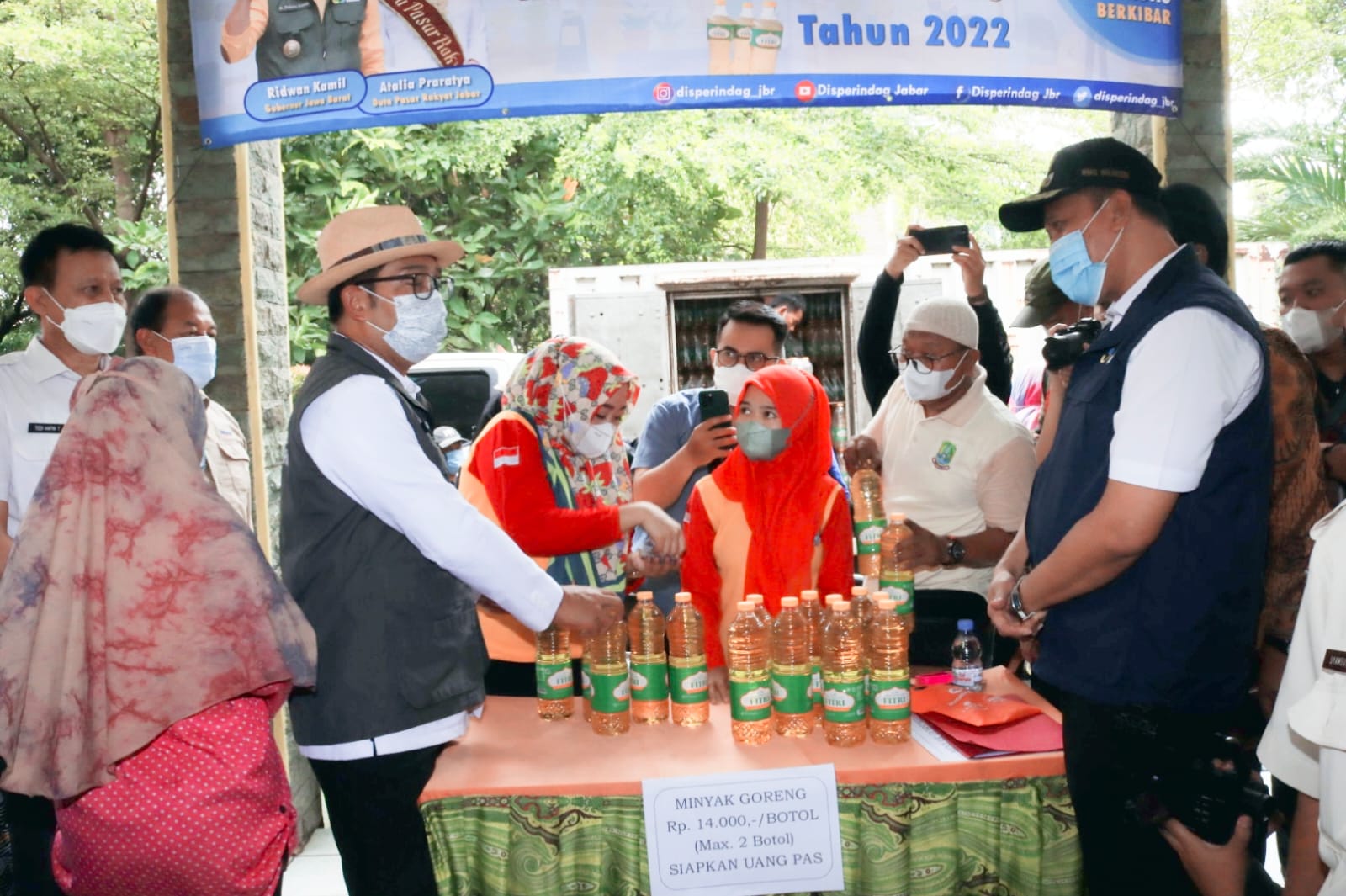 Gubernur Jabar Bersama Plt Walikota Bekasi Tinjau Langsung Operasi Pasar Minyak Goreng Murah Di Kecamatan Bekasi Selatan