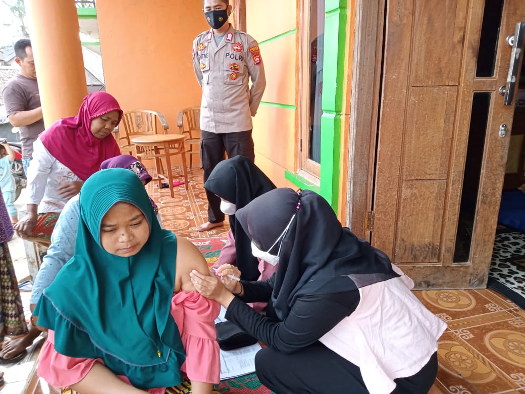 Polsek Cibeber Lakukan door to door  Vaksinasi Covid-19 Desa Citorek Barat