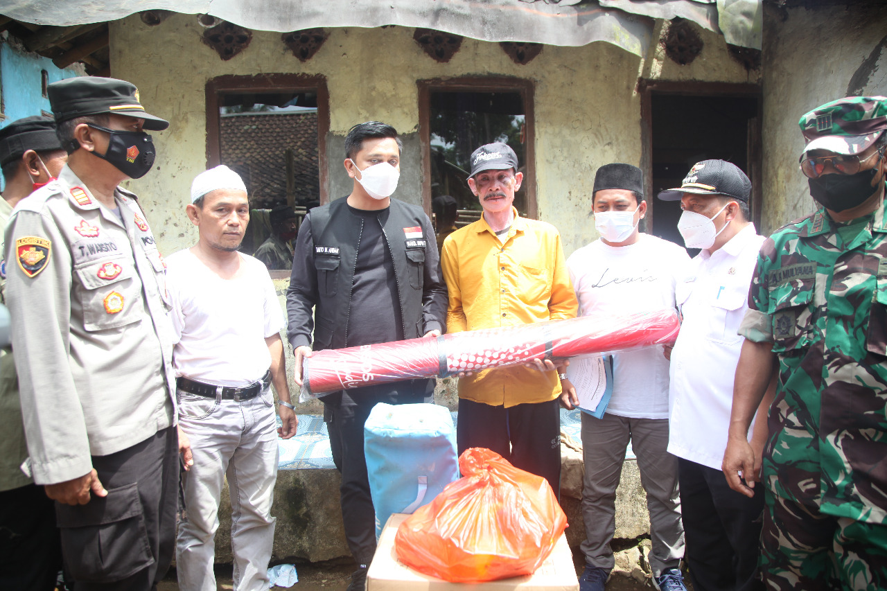 Wabup Tanto Turun Ke Desa Berikan Bantuan Untuk Korban Gempa