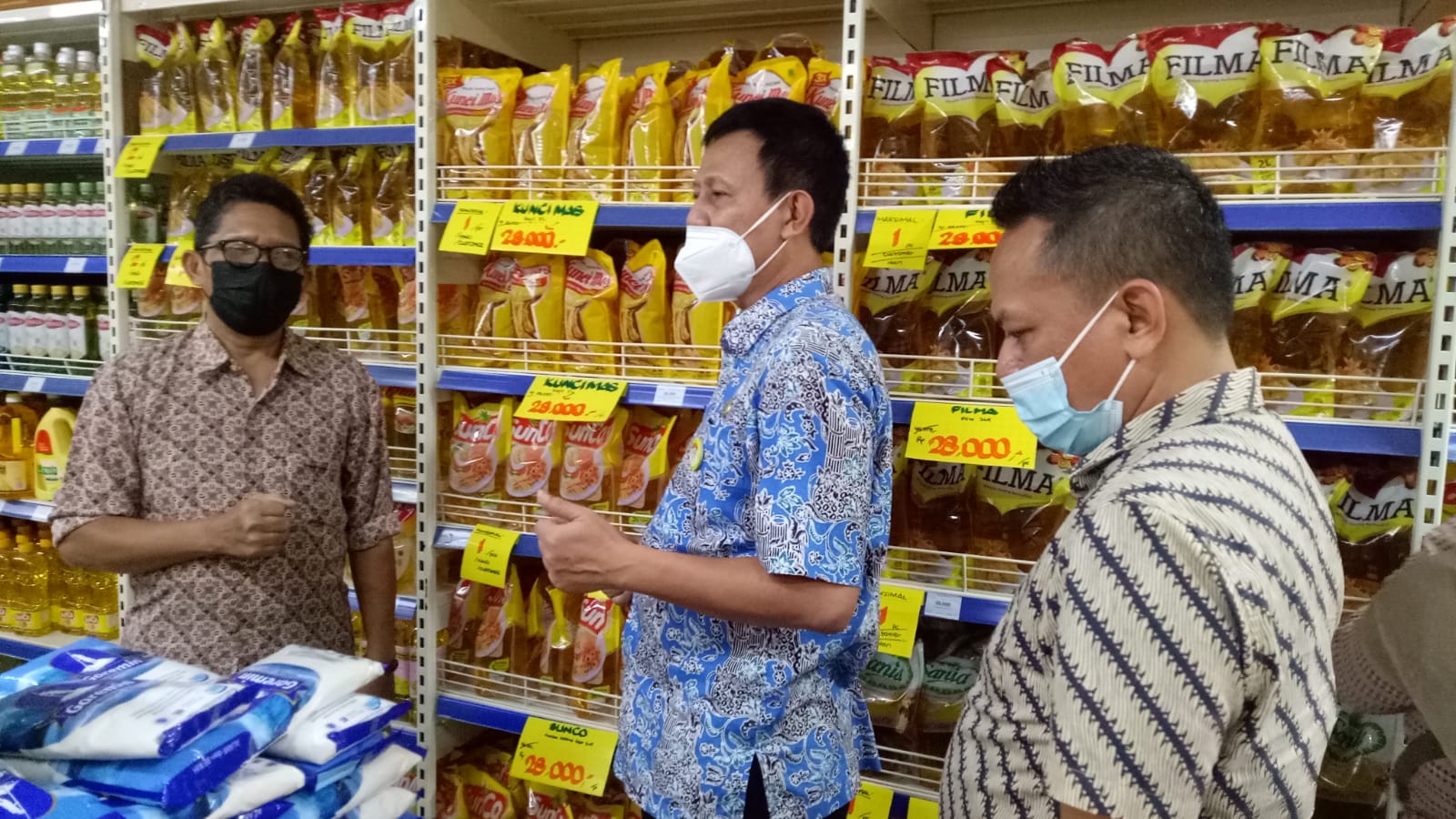 Kepala Dinas Perdagangan dan Perindustrian Kota Bekasi Pantau Penjualan Minyak Satu Harga