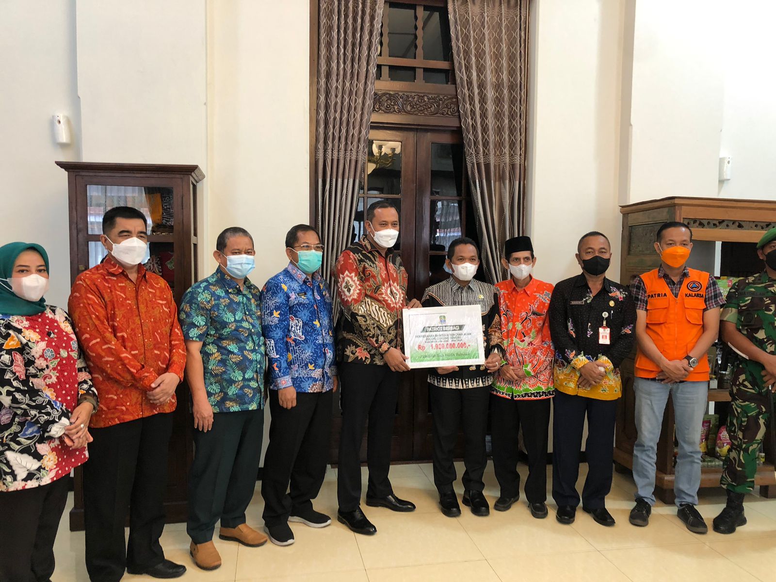 Pemkot Bekasi Serahkan Bantuan ke Pemkab Lumajang