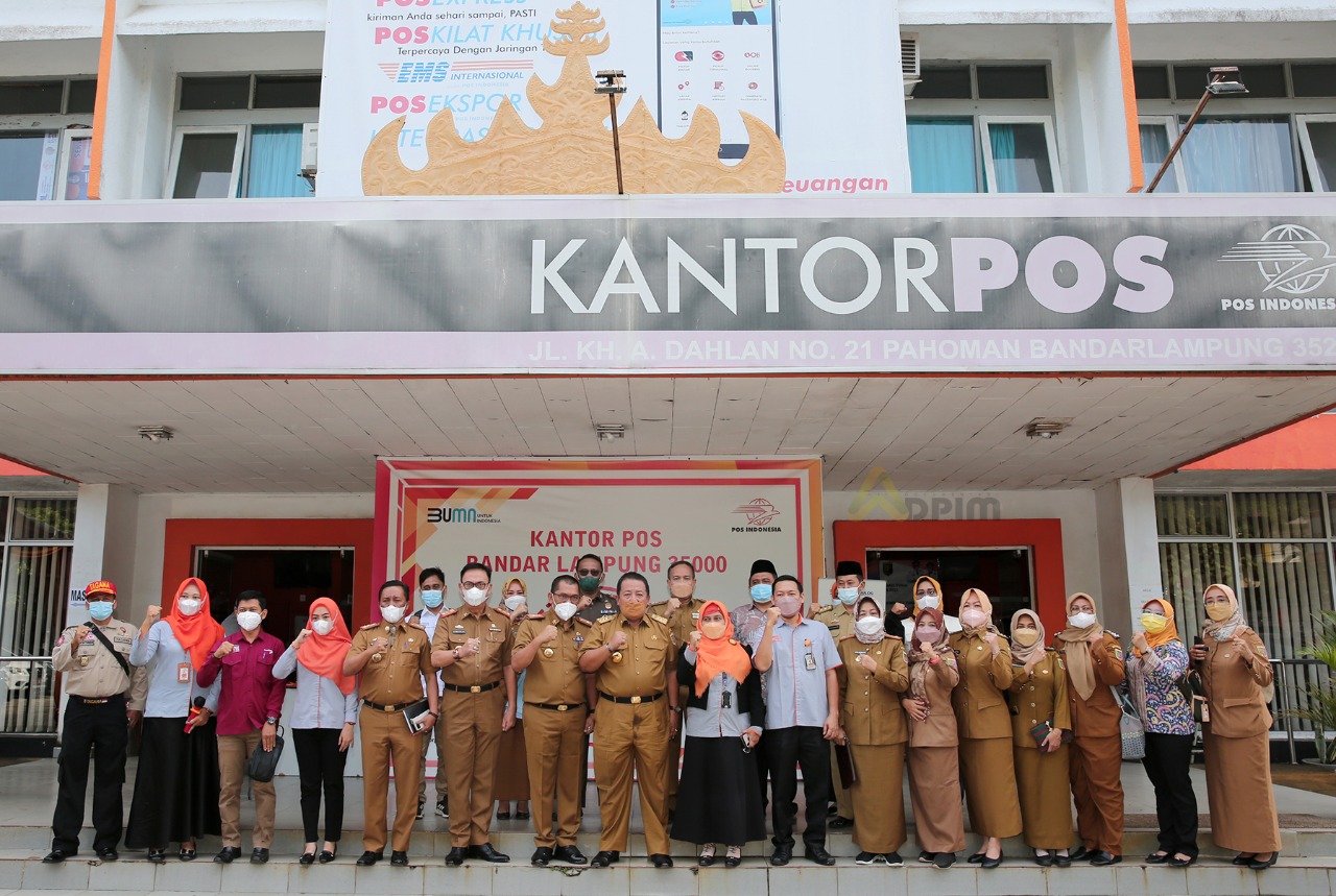 Gubernur Arinal Djunaidi Serahkan Bantuan Sembako Tunai Periode Januari – Maret 2022 untuk 297.525 Keluarga