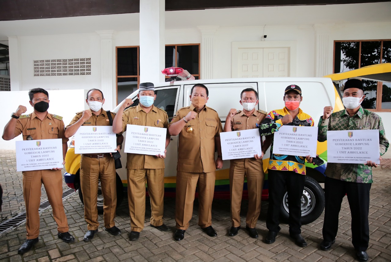 Gubernur Lampung Serahkan Bantuan 6 Ambulans Untuk Kepala Desa dan 1 Mobil Operasional Penyuluh Pertanian kepada Unila
