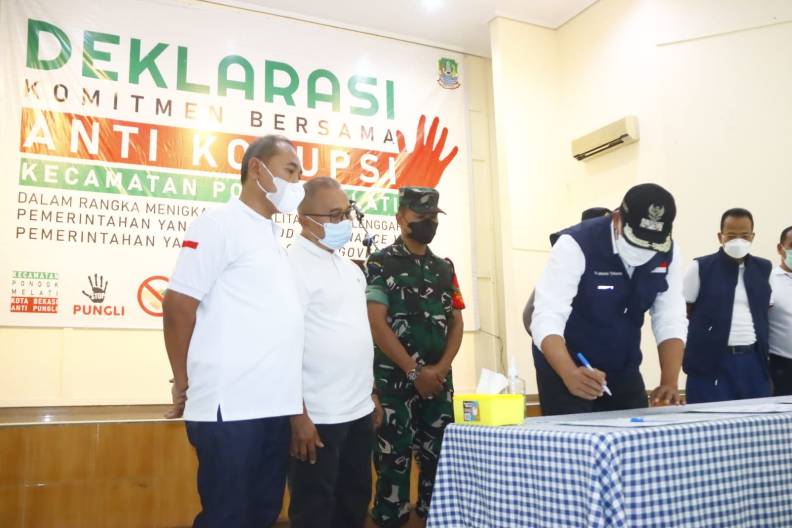 Aparatur Kecamatan Pondok Melati Tanda Tangani Deklarasi Komitmen Bersama Antikorupsi dan Stop Pungli