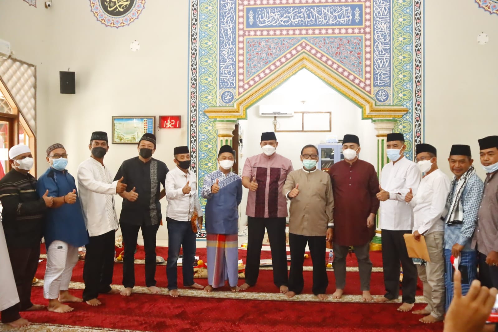 Warga RW 17 Kelurahan Bintara Sampaikan Aspirasi Setelah Shalat Jumat Berjemaah dengan Plt Wali Kota Bekasi