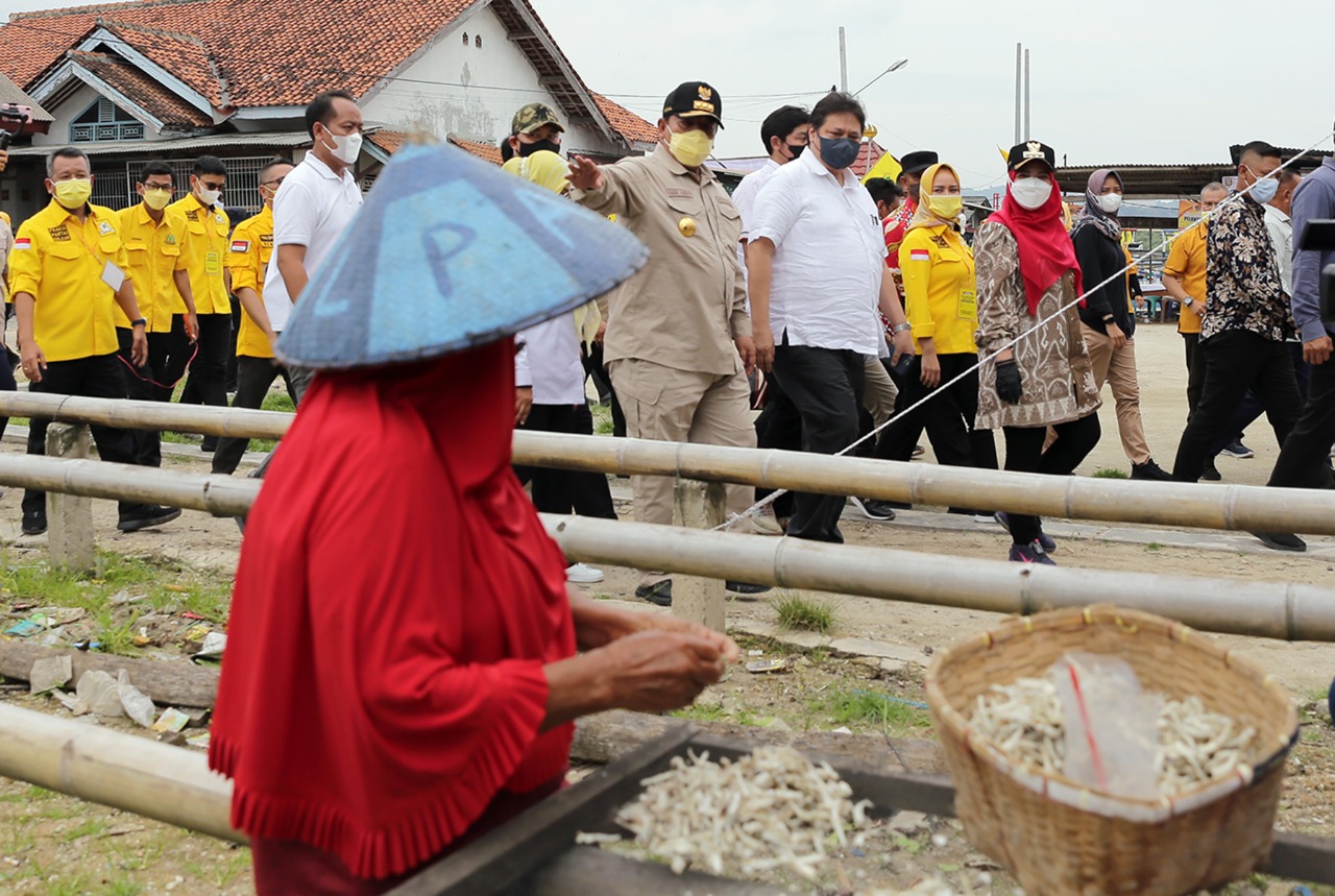 Gubernur Arinal Dampingi Menko Airlangga Hartarto Berdialog dengan Pelaku UMKM Pengelolaan Ikan Asin di Pulau Pasaran