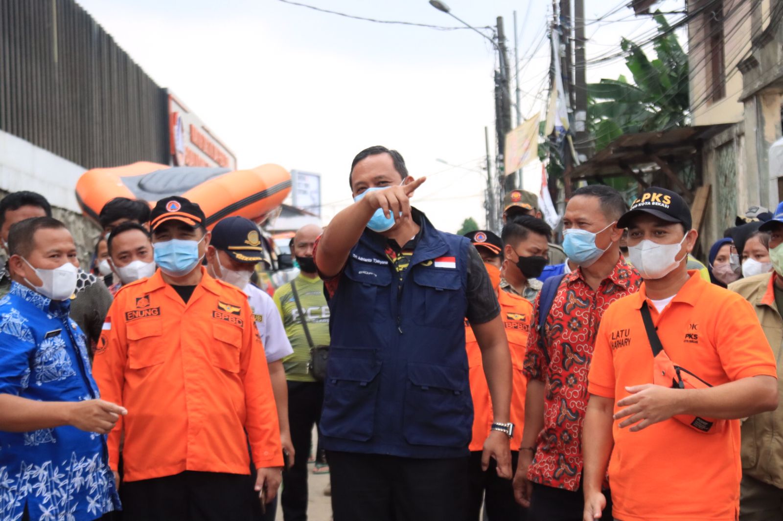 Plt Wali Kota Bekasi dan Kapolres Metro Bekasi Kota Tinjau Langsung Lokasi Banjir