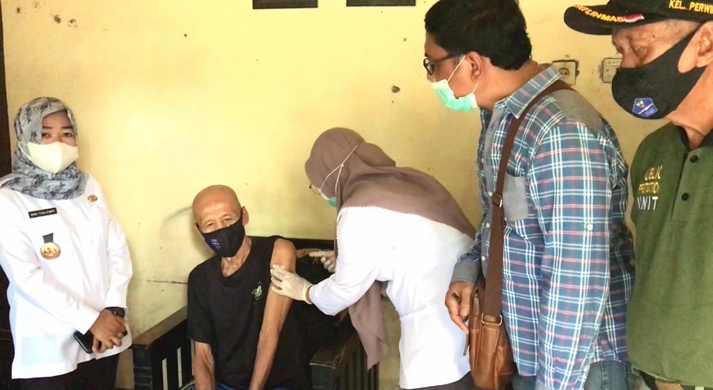 Datangi Warga Lurah Perwira Permudah Lansia Dengan Vaksinasi Keliling
