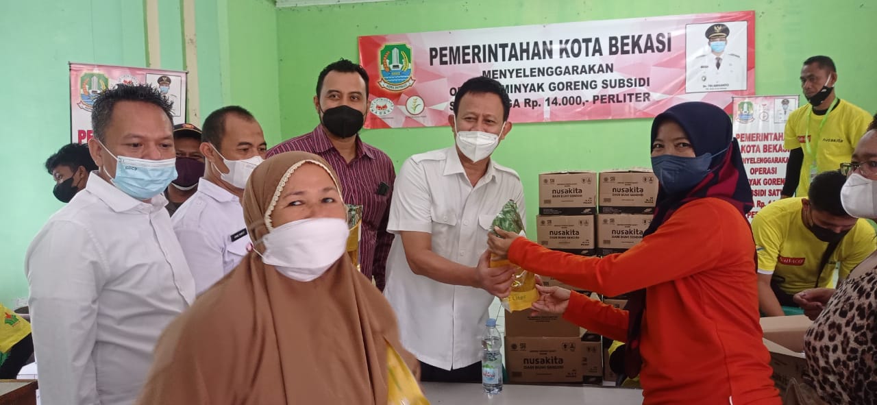 Pemkot Bekasi Laksanakan Operasi Minyak Goreng Subsidi Di Kelurahan Kaliabang Tengah Kecamatan Bekasi Utara
