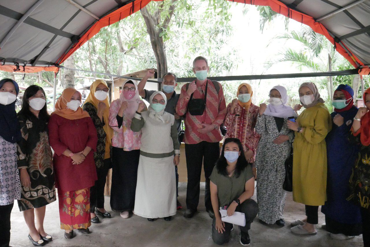 Perwakilan UNESCO Minum Jamu Bersama Masyarakat Bojong Rawalumbu