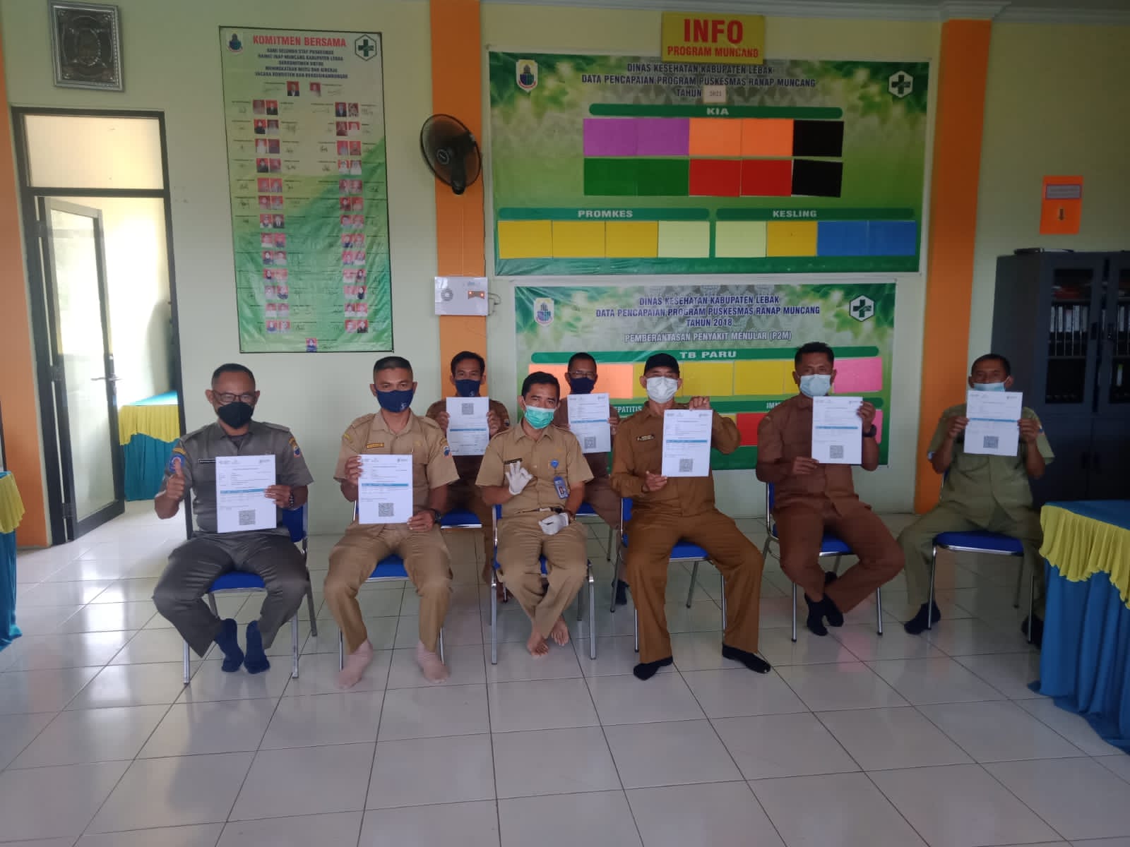 Pelayanan Publik di Kecamatan Muncang Divaksin Booster Tahap Pertama